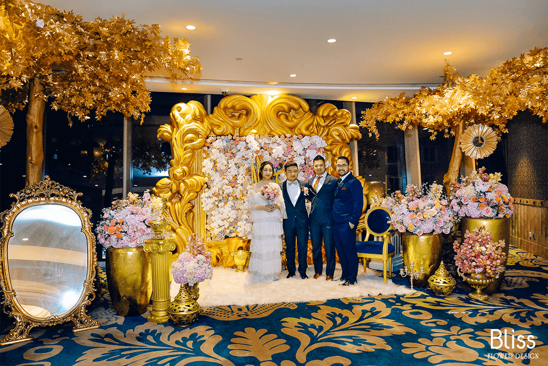 trang trí hoa tươi backdrop tiệc cưới tại the reverie saigon, bliss flower design, wedding backdrop decor,