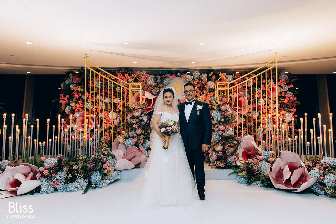 trang trí hoa tươi backdrop tiệc cưới tại the reverie saigon, bliss flower design, wedding backdrop decor,