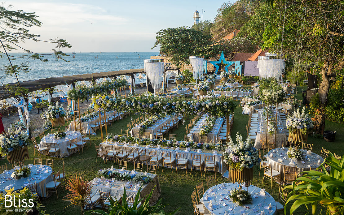 Xu hướng tổ chức tiệc cưới bãi biển lãng mạn 2020