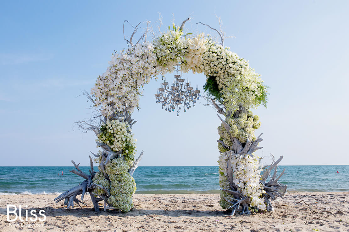 trang trí cổng hoa cưới bãi biển bliss wedding planner việt nam