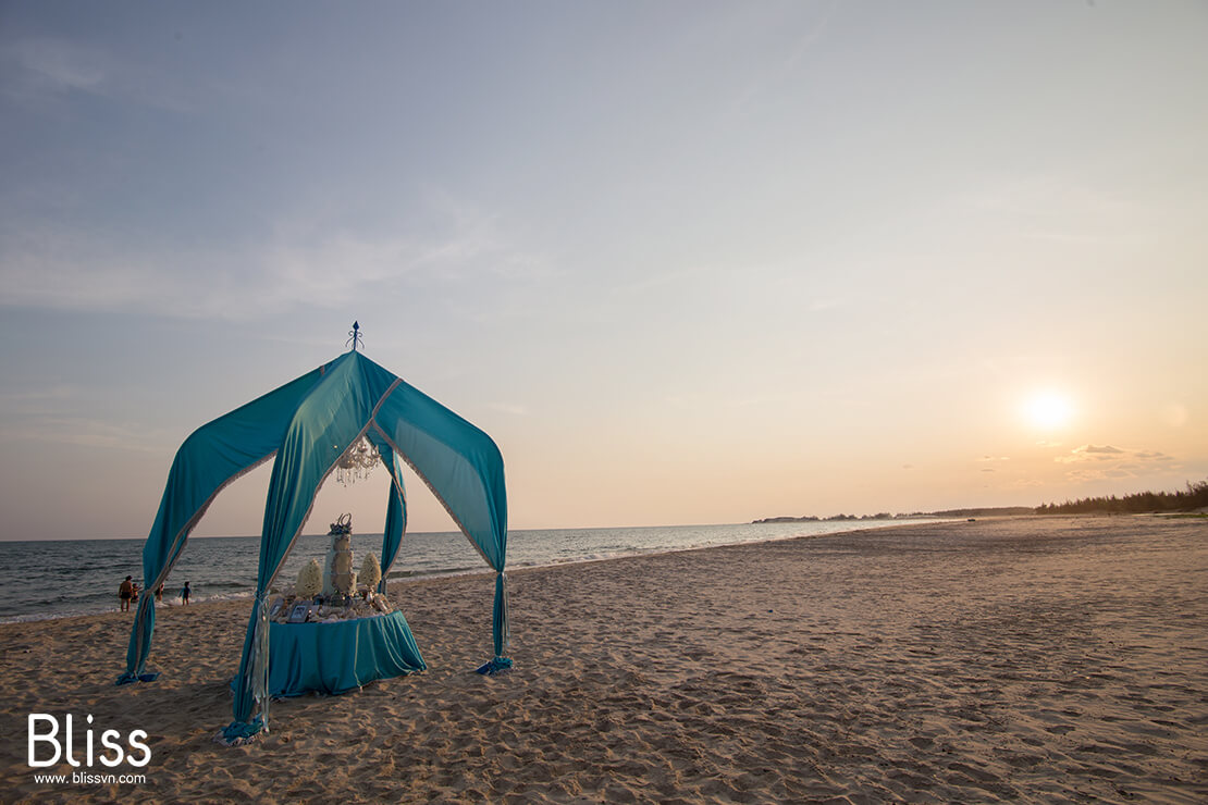 trang trí tiệc cưới bãi biển bliss wedding planner việt nam, destination beach wedding in phan thiet mui ne vietnam,