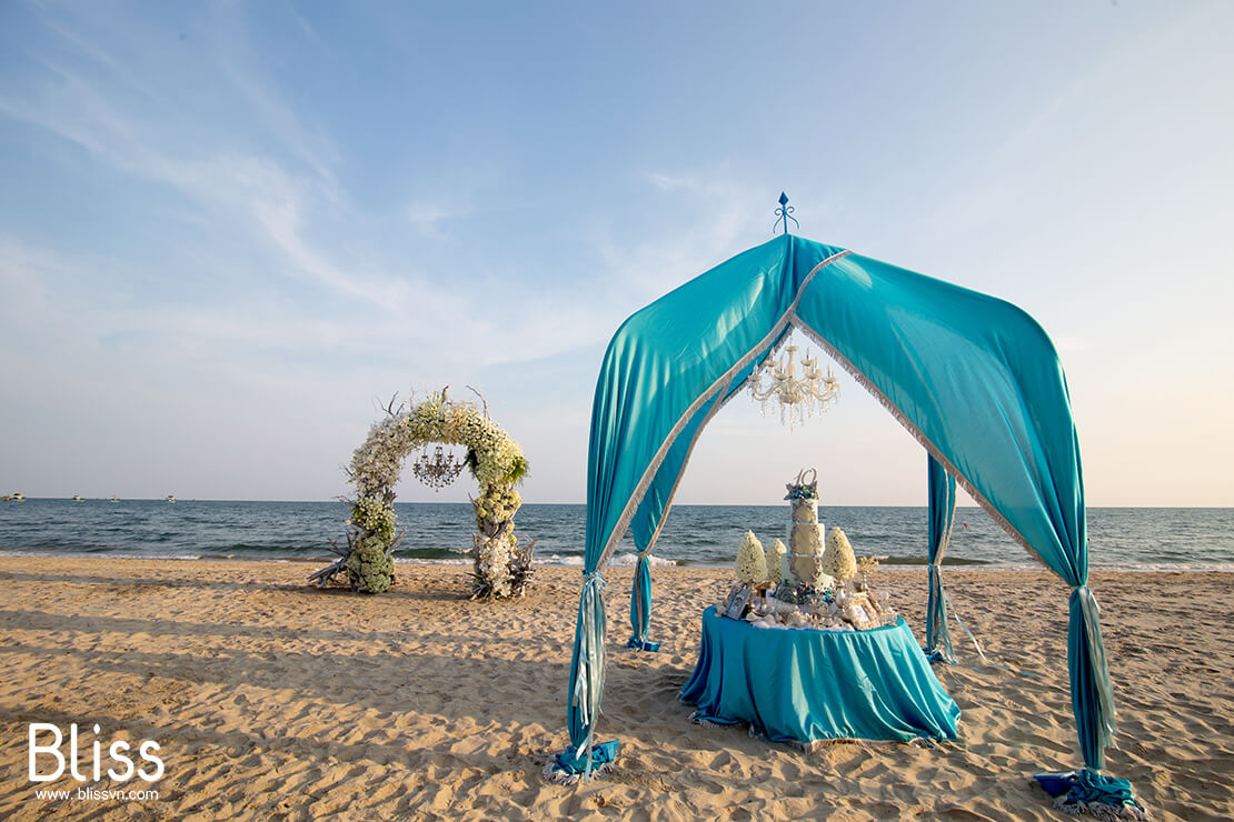 destination beach wedding in phan thiet mui ne vietnam by bliss wedding planner, trang trí tiệc cưới bãi biển mũi né,