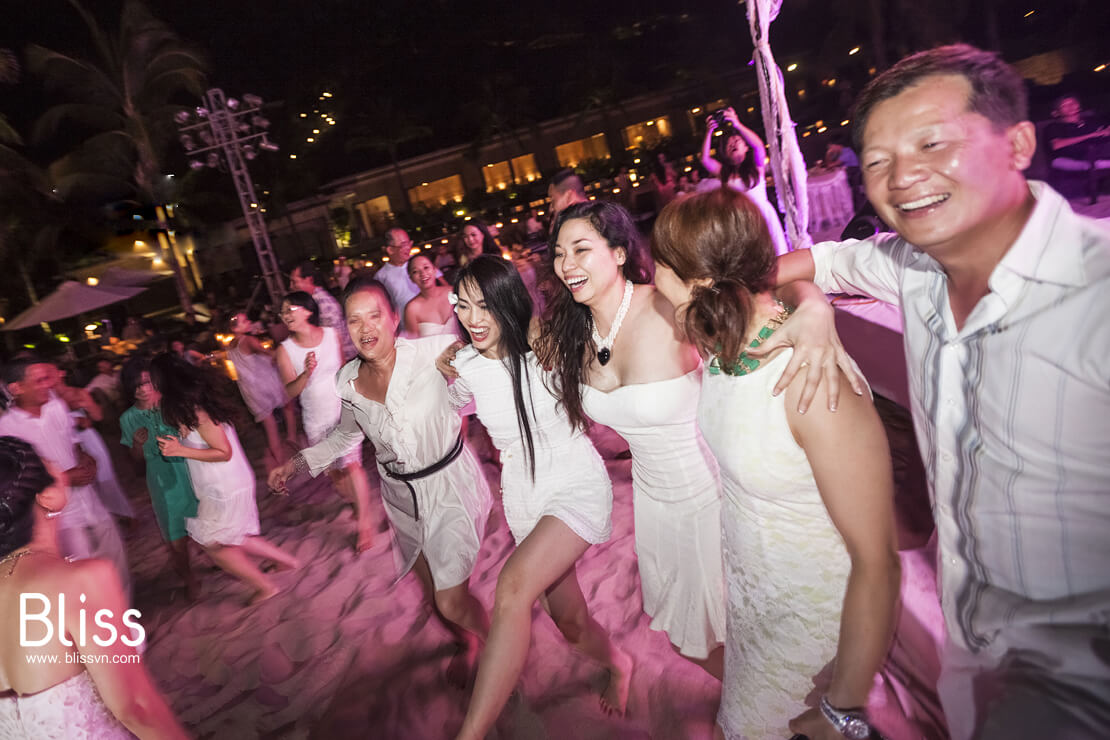 beach wedding ceremony in mia resort vietnam bliss wedding planner, tiệc cưới bãi biển mia resort nha trang việt nam,