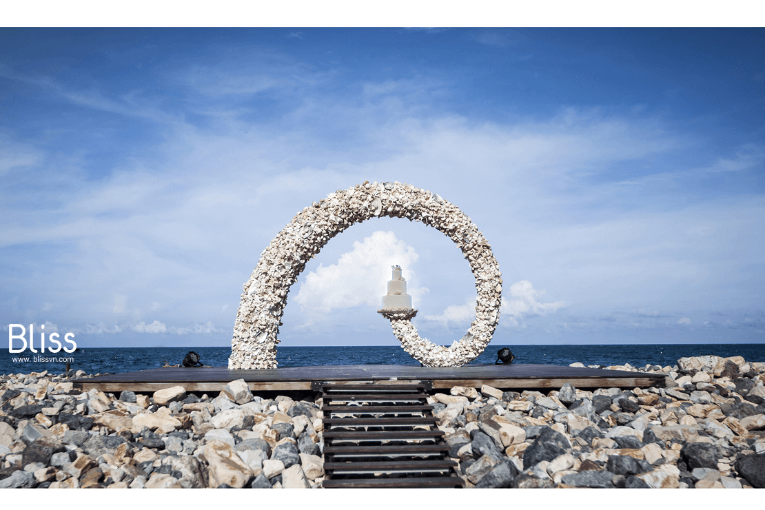 trang trí tiệc cưới bãi biển mia resort nha trang bliss wedding planner, destination beach wedding in nha trang vietnam,