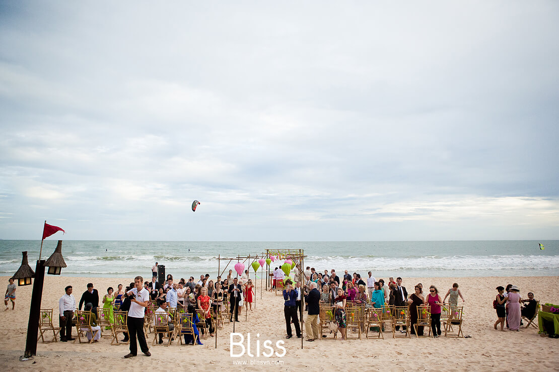 beach wedding ceremony in mui ne vietnam by bliss wedding planner, tiệc cưới bãi biển việt nam,