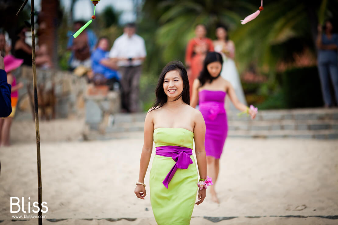 beach wedding ceremony in vietnam by bliss wedding planner việt nam, trang trí tiệc cưới bãi biển tại việt nam,