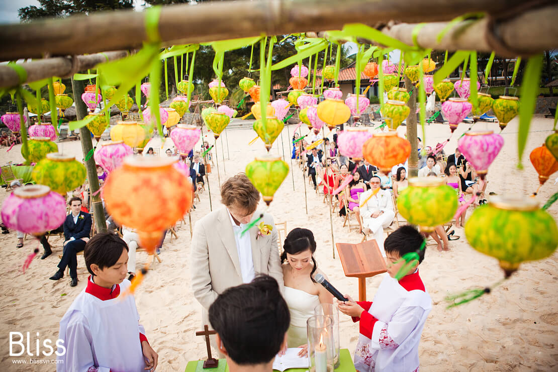 Vietnam beach wedding idea in mui ne vietnam by bliss wedding planner, trang trí tiệc cưới bãi biển mũi né việt nam,