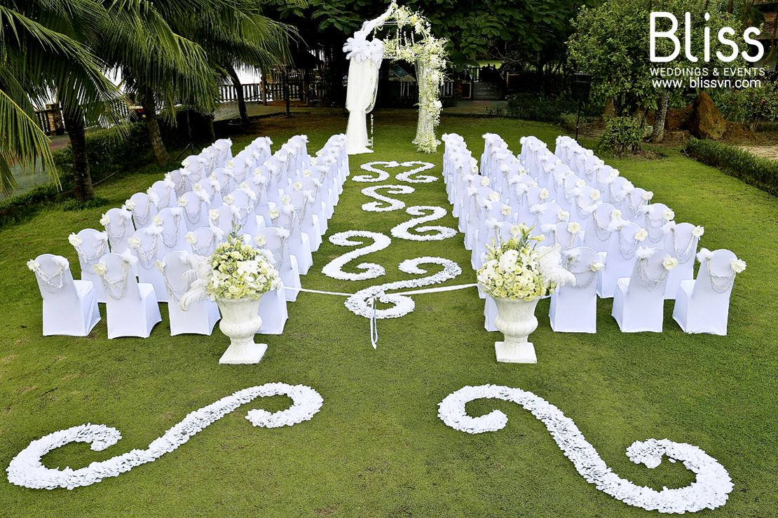 Nghi lễ cưới màu trắng của Bliss Wedding Planner