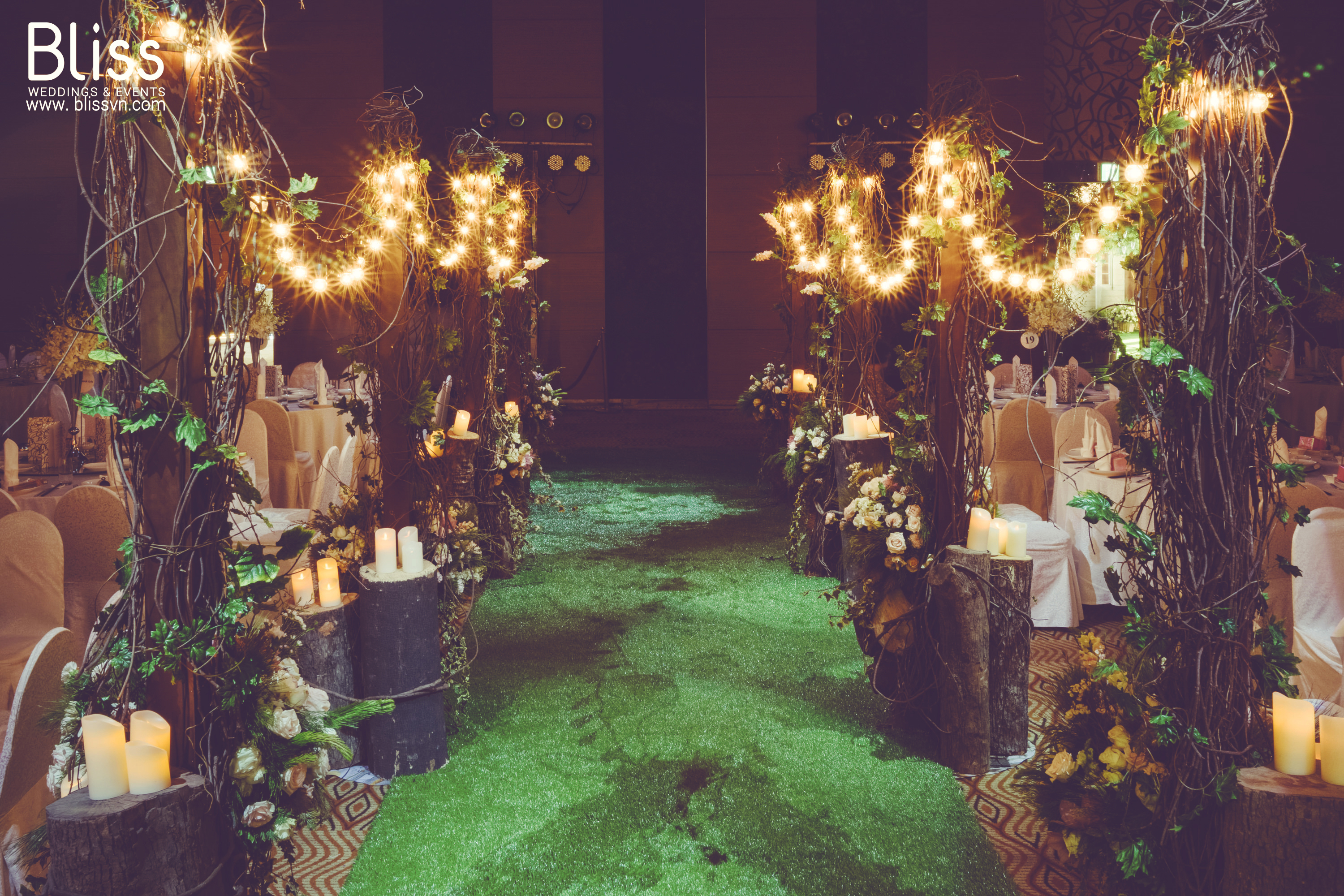 Real Wedding: Mang khu rừng nhiệt đới đến tiệc cưới