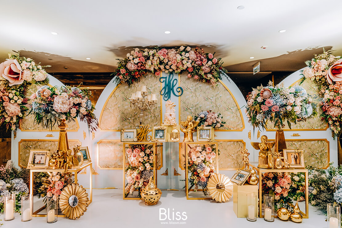 trang trí bàn gallery tiệc cưới tại the reverie saigon bliss wedding planner Việt Nam