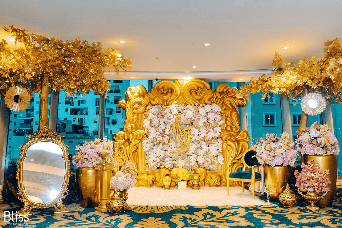 luxury wedding decoration in the reverie saigon vietnam by bliss wedding planner