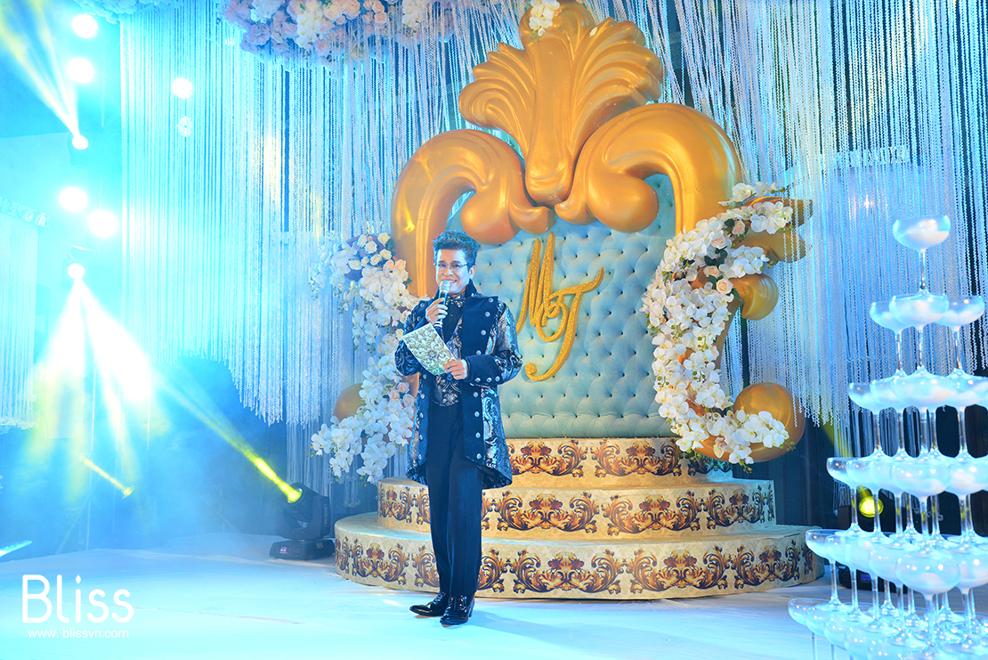 trang trí tiệc cưới tone vàng đồng tại the reverie saigon, bliss wedding planner Việt Nam