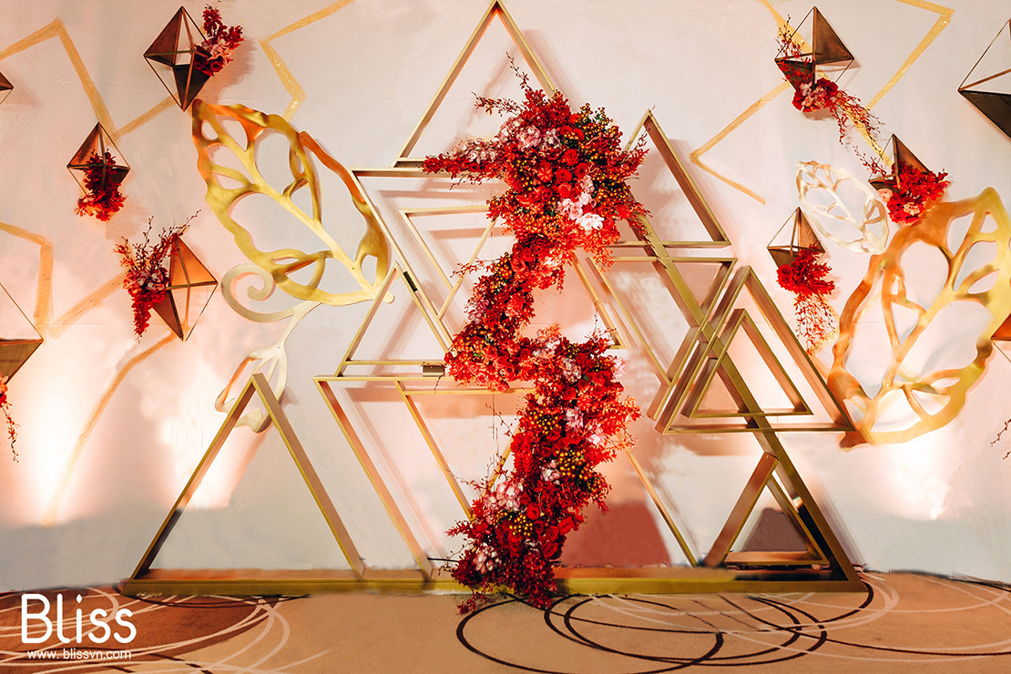 trang trí backdrop tiệc cưới tone đỏ tại nikko saigon bliss wedding planner