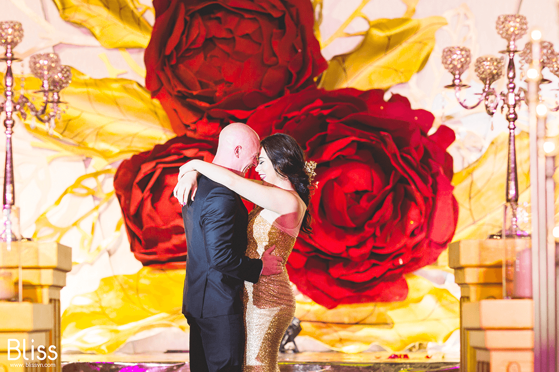 trang trí tiệc cưới tone đỏ rượu nikko saigon bliss wedding