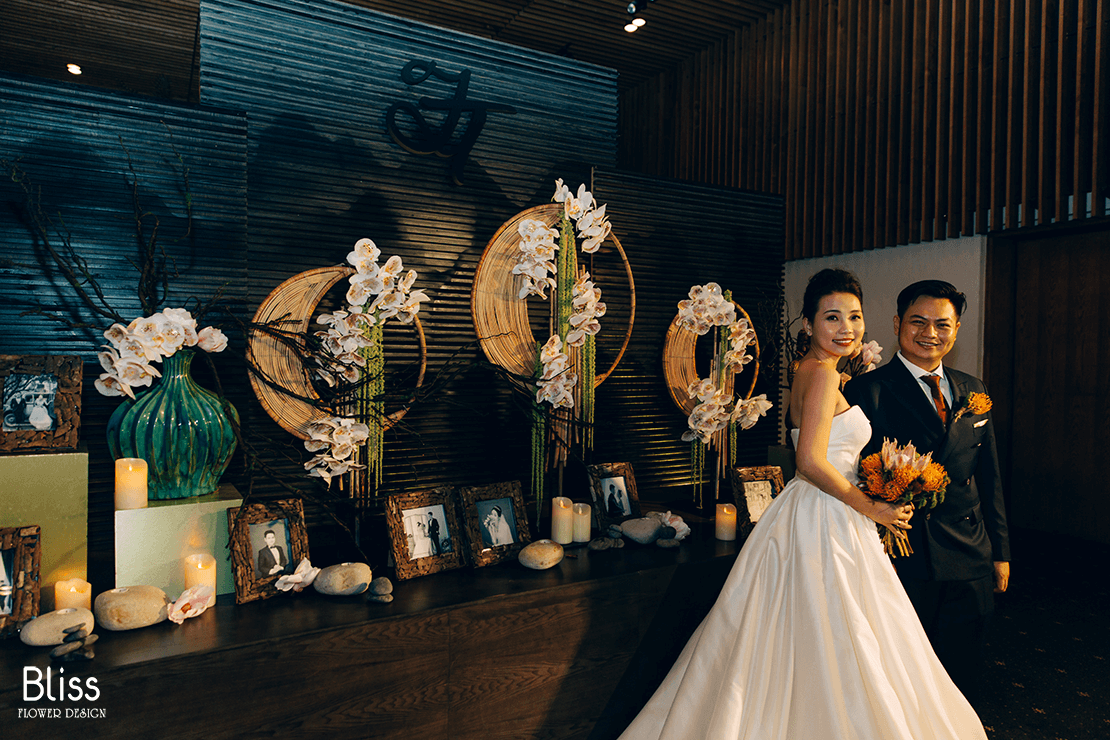 trang trí bàn gallery tiệc cưới tại gem center, bliss flower design, wedding gallery corner,