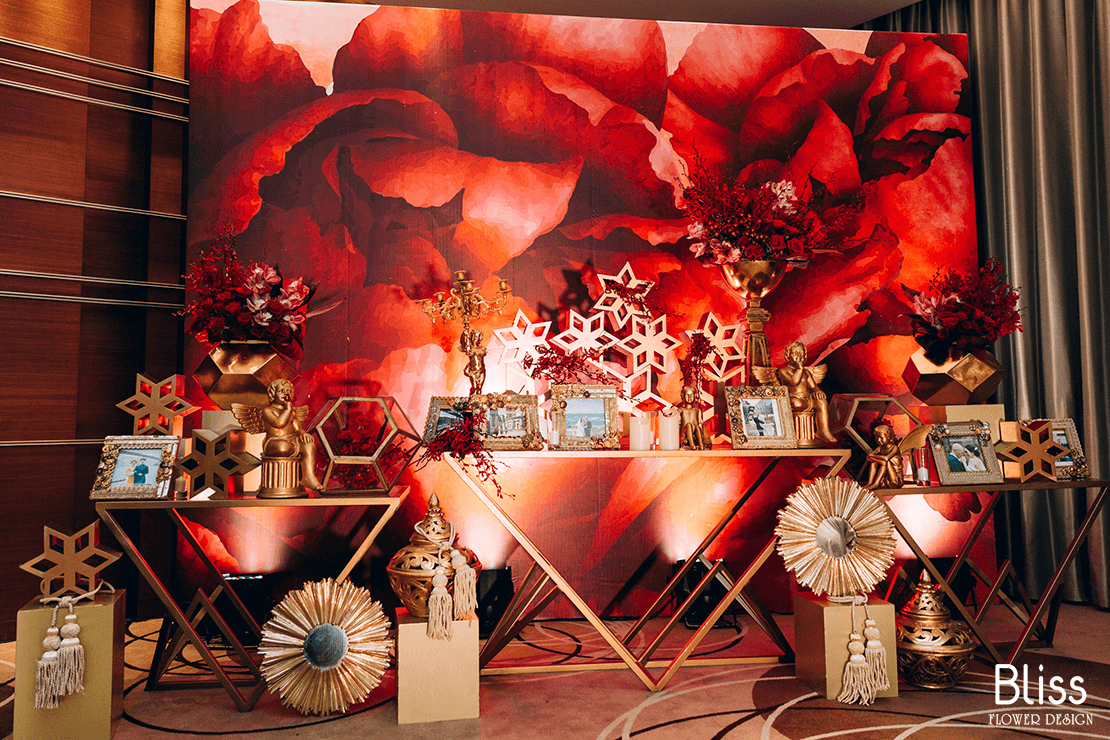 trang trí bàn gallery tiệc cưới tại hotel nikko saigon , bliss flower design, wedding gallery corner,