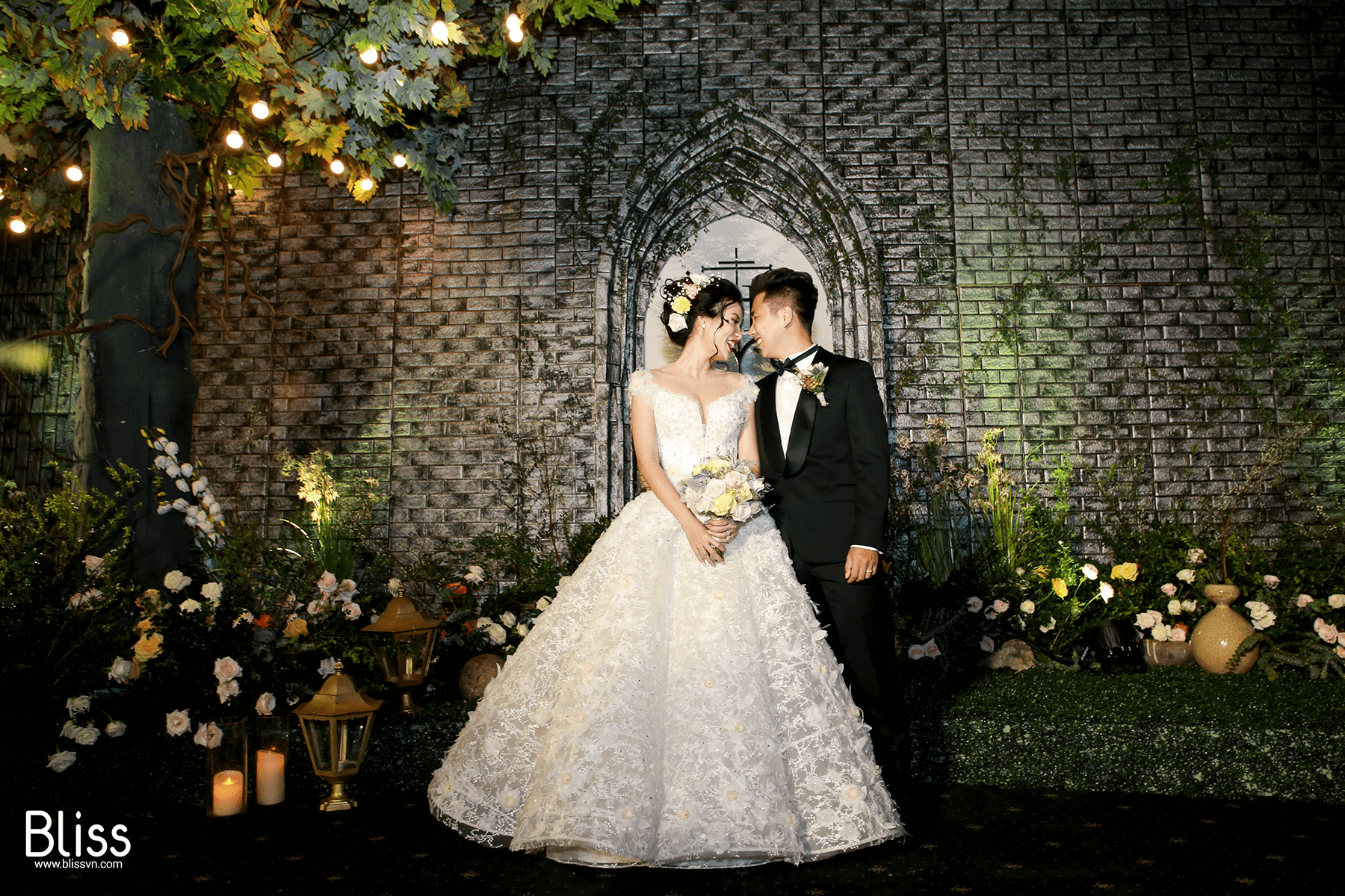 REAL WEDDING: Luxury Echanted Forest Wedding Decoration In Vietnam