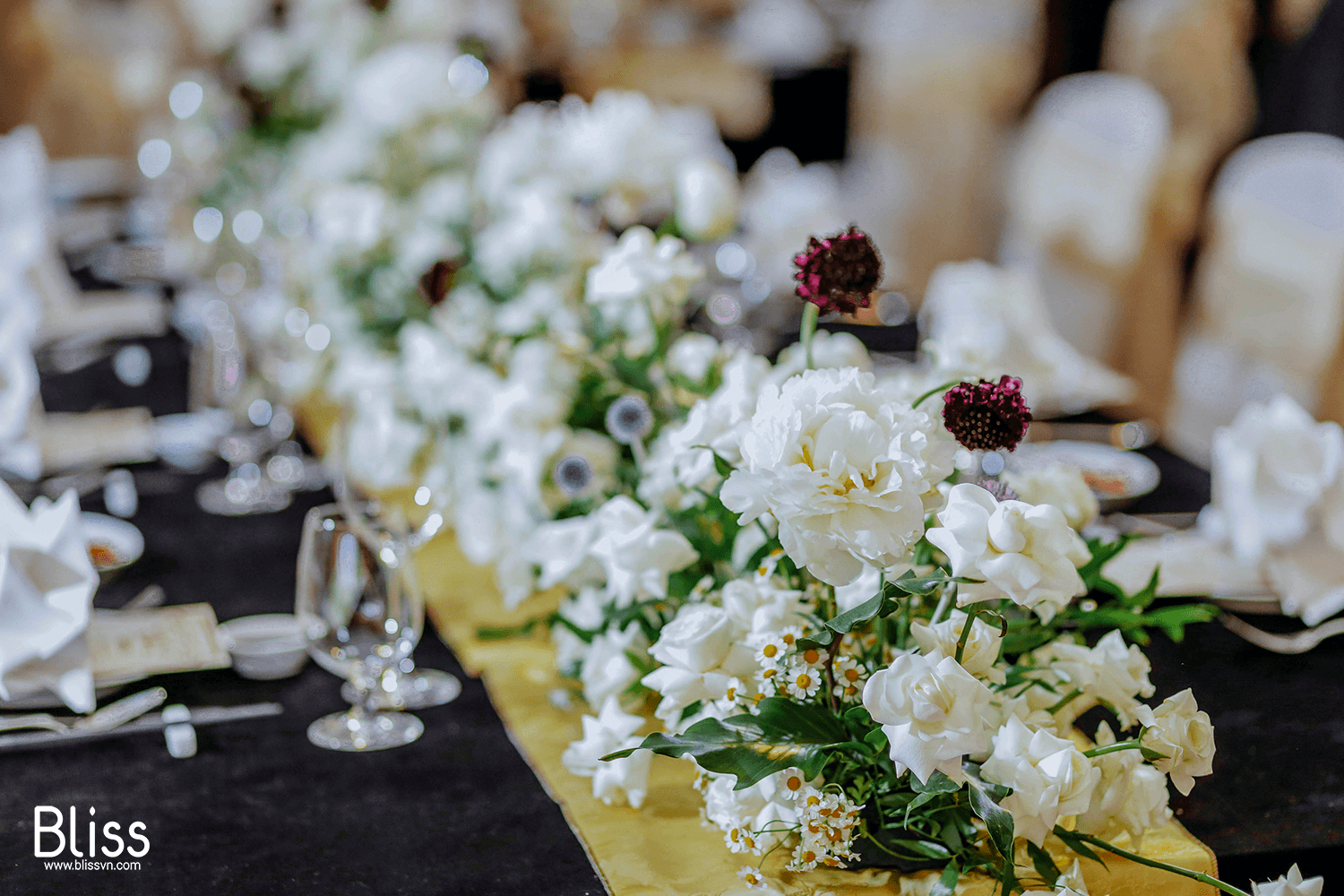 fresh-floral-runner-in-luxury-event-bliss-wedding-vietnam