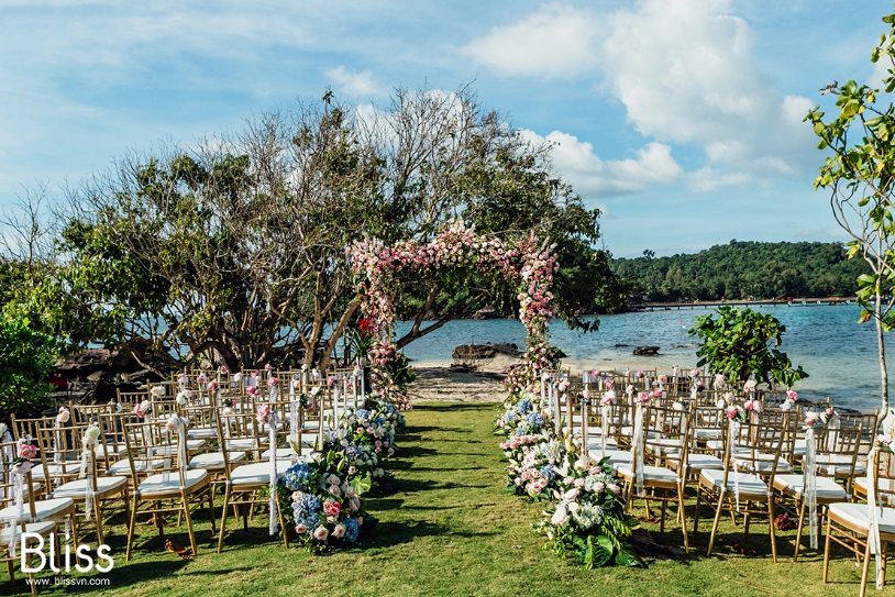 beach wedding in Phu Quoc