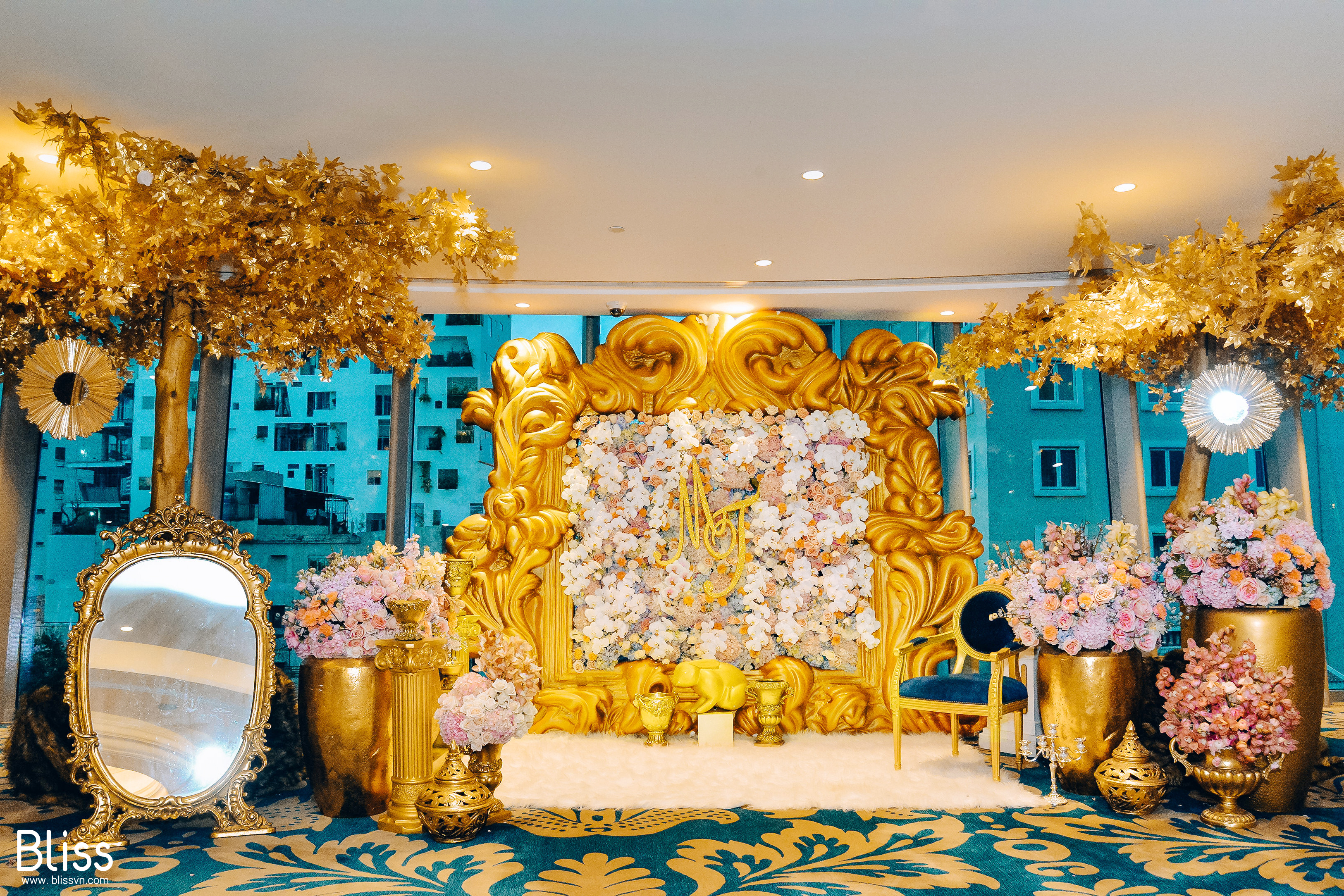 luxury wedding decoration in reverie saigon
