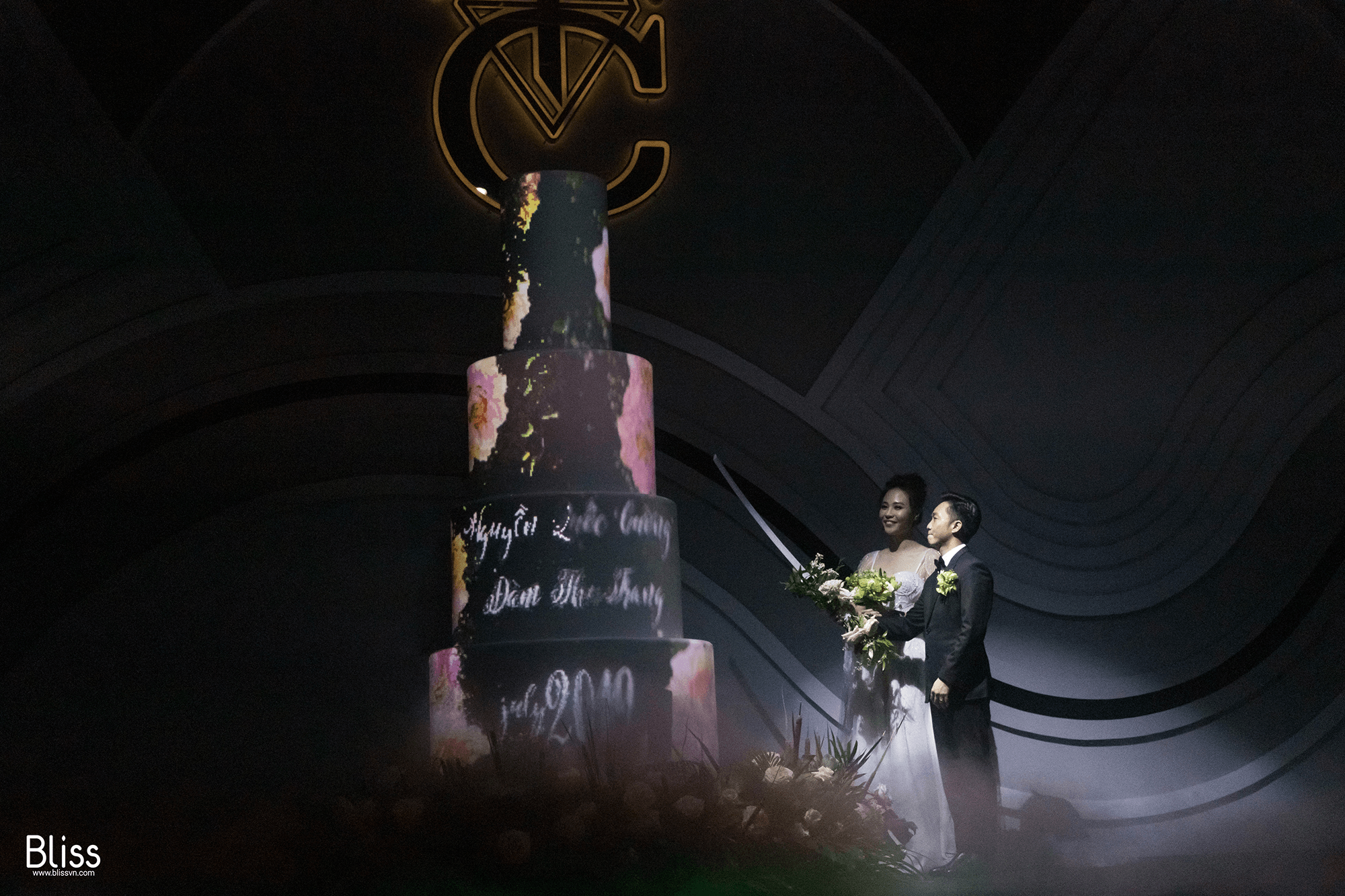 applying 3d mapping on wedding cakes, bliss weddings and events vietnam